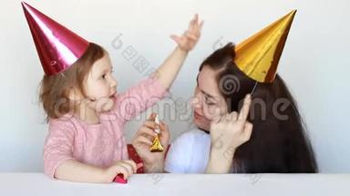 生日派对快乐的妈妈和<strong>孩子</strong>，在游戏中玩.. 母亲她的女儿在白色的背景上微笑和<strong>笑声</strong>